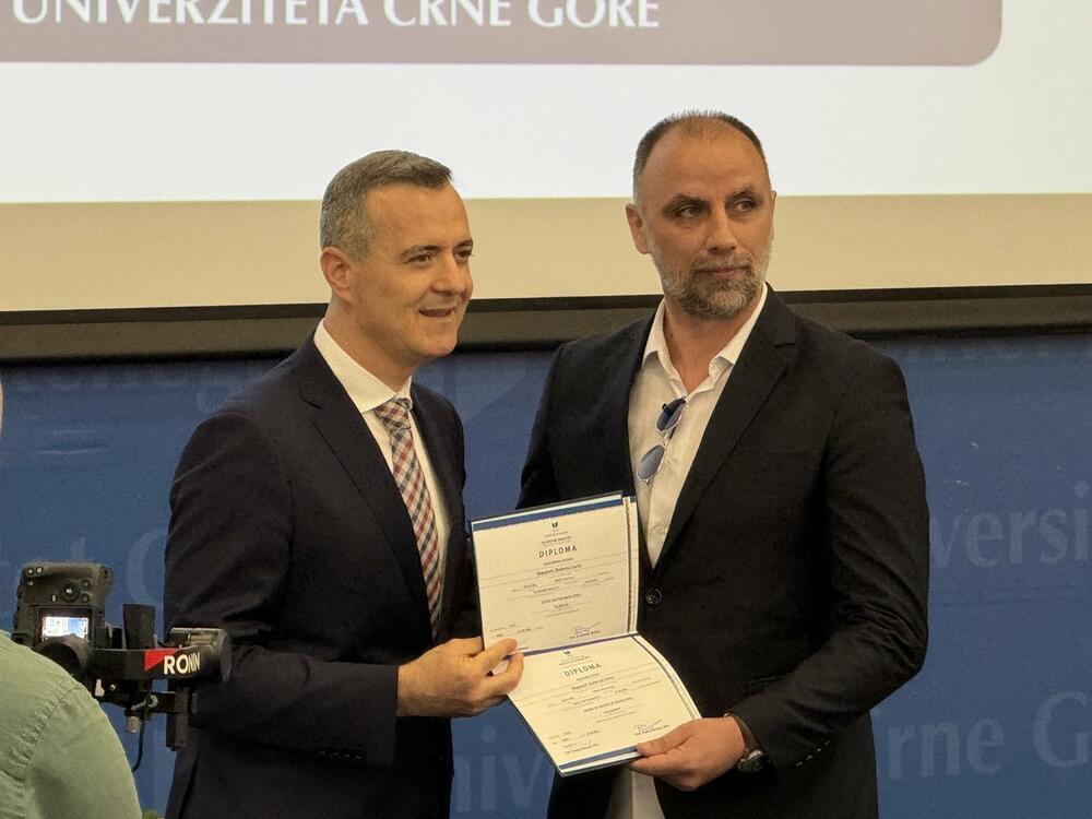 <p>"Taj broj 51, danas, možda ne zvuči veliko… Slavimo znanje koje se stvara i predaje. Slavimo doktore nauka čije su teze pune mukotrpnog rada… Njihov rad često je nedovoljno primijećen u široj javnosti, a nešto je što gradi i kičmeni akademski integritet"</p>