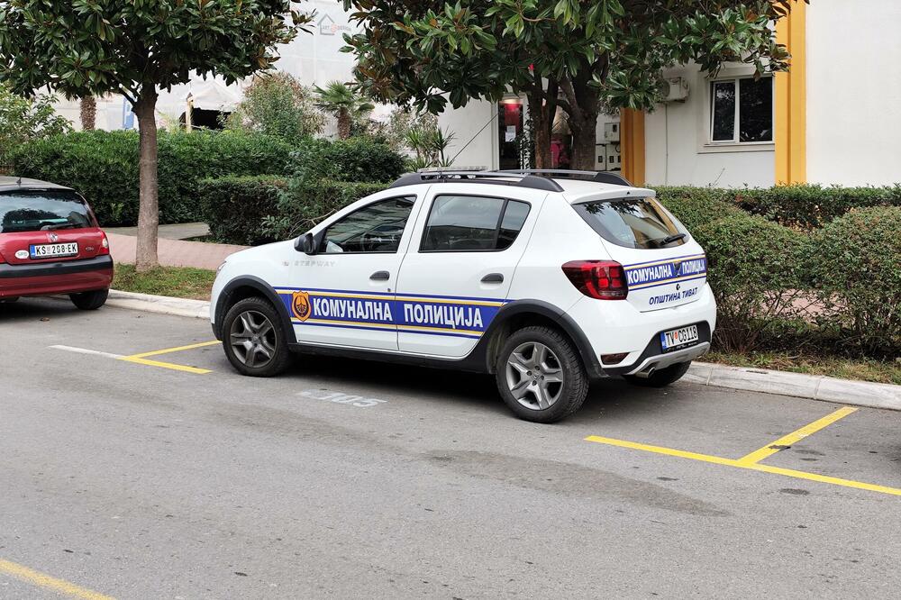 Vozilo Komunalne policije u Tivtu, Foto: Siniša Luković