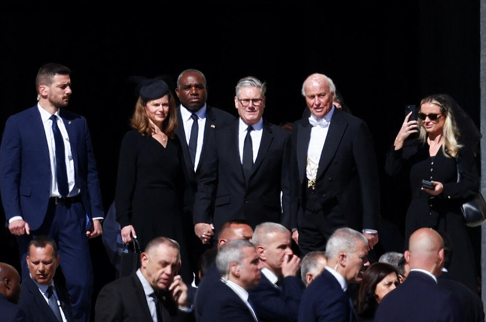 <p>Hiljade vjernika pohitale su prema Vatikanu u ranu zoru. Mnogi su kampovali kako bi zauzeli mjesta što bliže bini za ceremoniju</p>