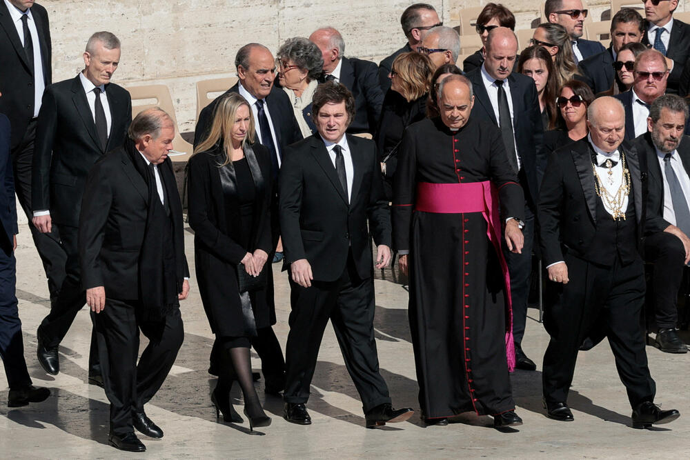 <p>Hiljade vjernika pohitale su prema Vatikanu u ranu zoru. Mnogi su kampovali kako bi zauzeli mjesta što bliže bini za ceremoniju</p>