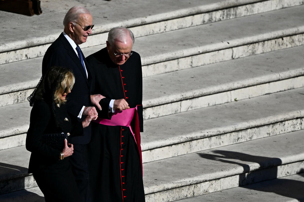 <p>Hiljade vjernika pohitale su prema Vatikanu u ranu zoru. Mnogi su kampovali kako bi zauzeli mjesta što bliže bini za ceremoniju</p>