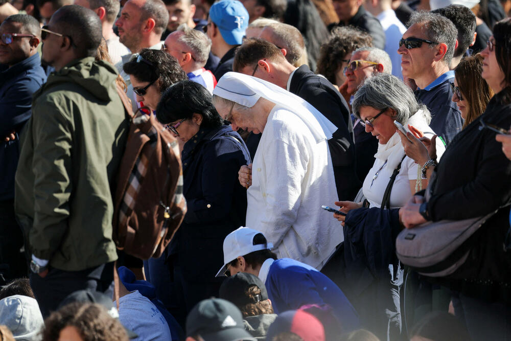 <p>Hiljade vjernika pohitale su prema Vatikanu u ranu zoru. Mnogi su kampovali kako bi zauzeli mjesta što bliže bini za ceremoniju</p>