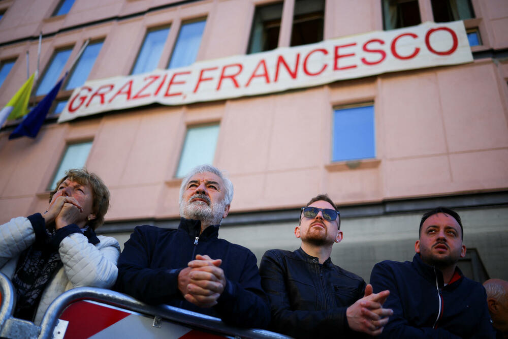 <p>Hiljade vjernika pohitale su prema Vatikanu u ranu zoru. Mnogi su kampovali kako bi zauzeli mjesta što bliže bini za ceremoniju</p>