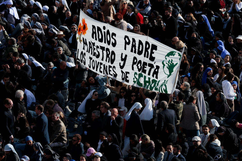 <p>Hiljade vjernika pohitale su prema Vatikanu u ranu zoru. Mnogi su kampovali kako bi zauzeli mjesta što bliže bini za ceremoniju</p>