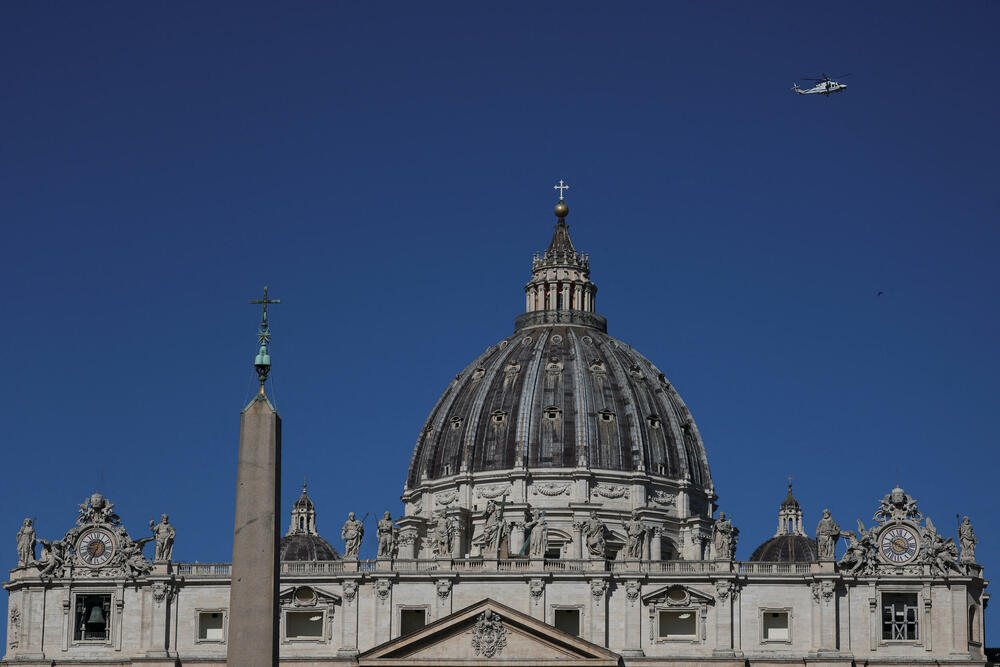 <p>Hiljade vjernika pohitale su prema Vatikanu u ranu zoru. Mnogi su kampovali kako bi zauzeli mjesta što bliže bini za ceremoniju</p>