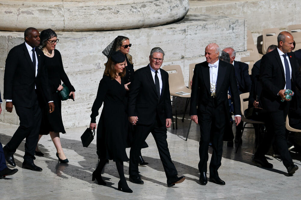 <p>Hiljade vjernika pohitale su prema Vatikanu u ranu zoru. Mnogi su kampovali kako bi zauzeli mjesta što bliže bini za ceremoniju</p>