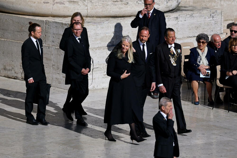 <p>Hiljade vjernika pohitale su prema Vatikanu u ranu zoru. Mnogi su kampovali kako bi zauzeli mjesta što bliže bini za ceremoniju</p>