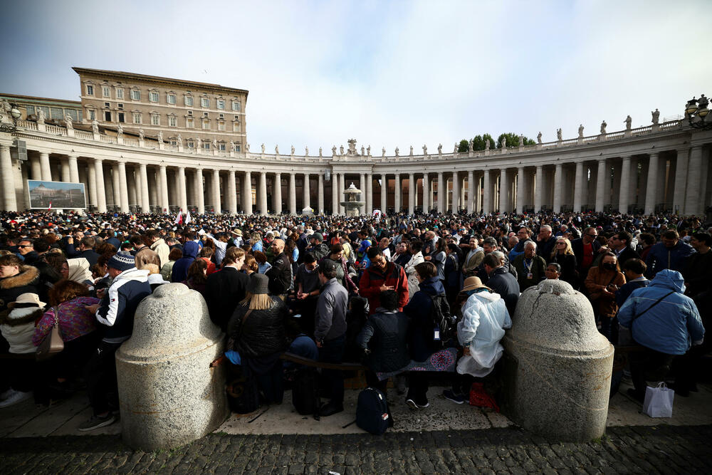 <p>Hiljade vjernika pohitale su prema Vatikanu u ranu zoru. Mnogi su kampovali kako bi zauzeli mjesta što bliže bini za ceremoniju</p>