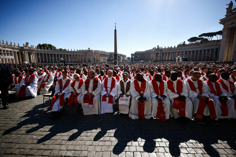 <p>Hiljade vjernika pohitale su prema Vatikanu u ranu zoru. Mnogi su kampovali kako bi zauzeli mjesta što bliže bini za ceremoniju</p>