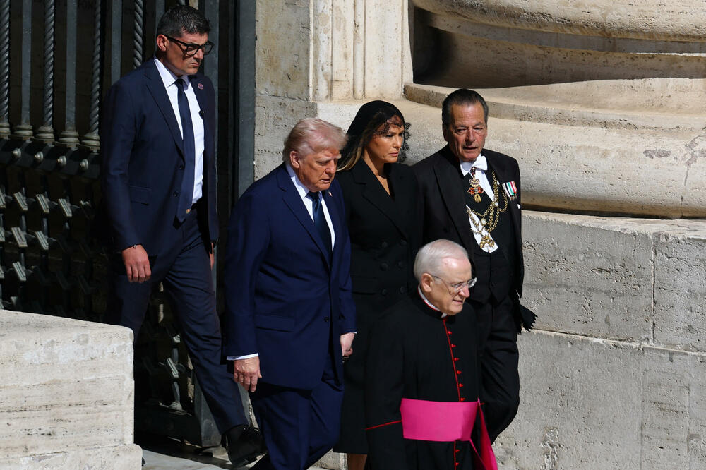 <p>Hiljade vjernika pohitale su prema Vatikanu u ranu zoru. Mnogi su kampovali kako bi zauzeli mjesta što bliže bini za ceremoniju</p>