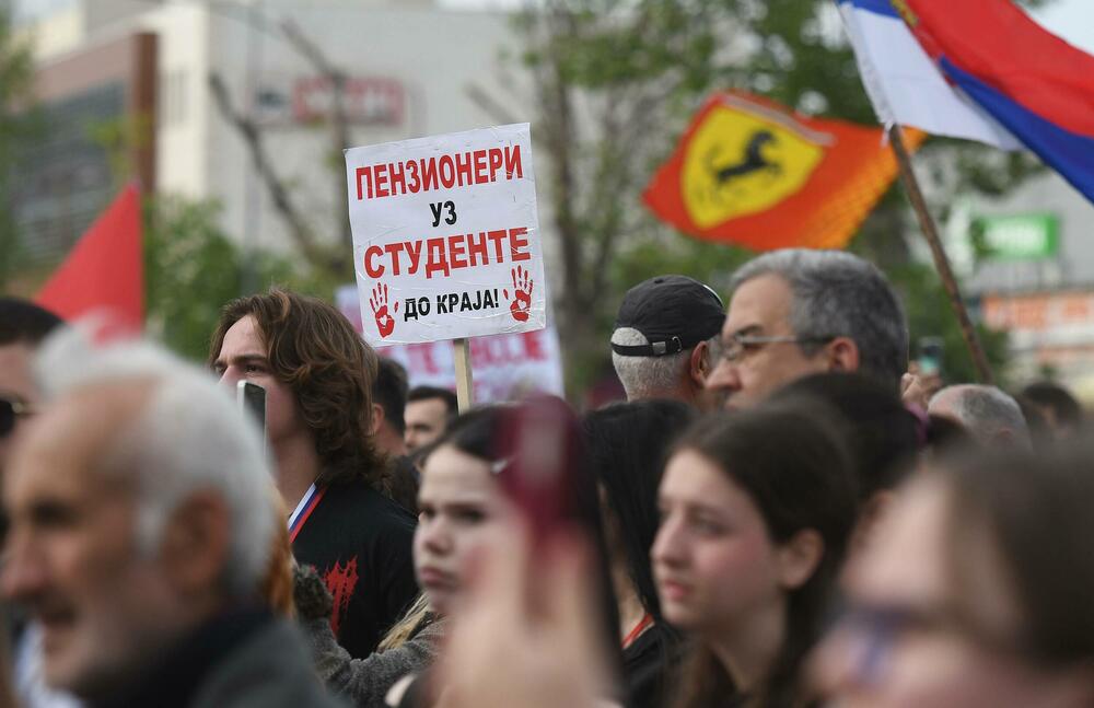 <p>Protest su srednjoškolci organizovali u znak protesta uvođenju onlajn nastave</p>