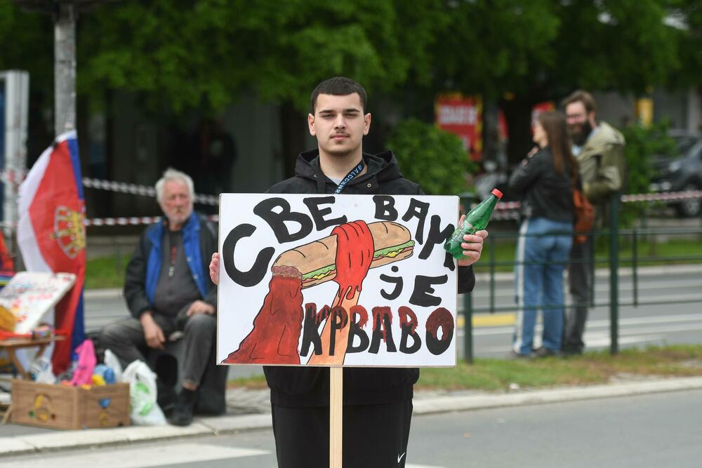 <p>Protest su srednjoškolci organizovali u znak protesta uvođenju onlajn nastave</p>