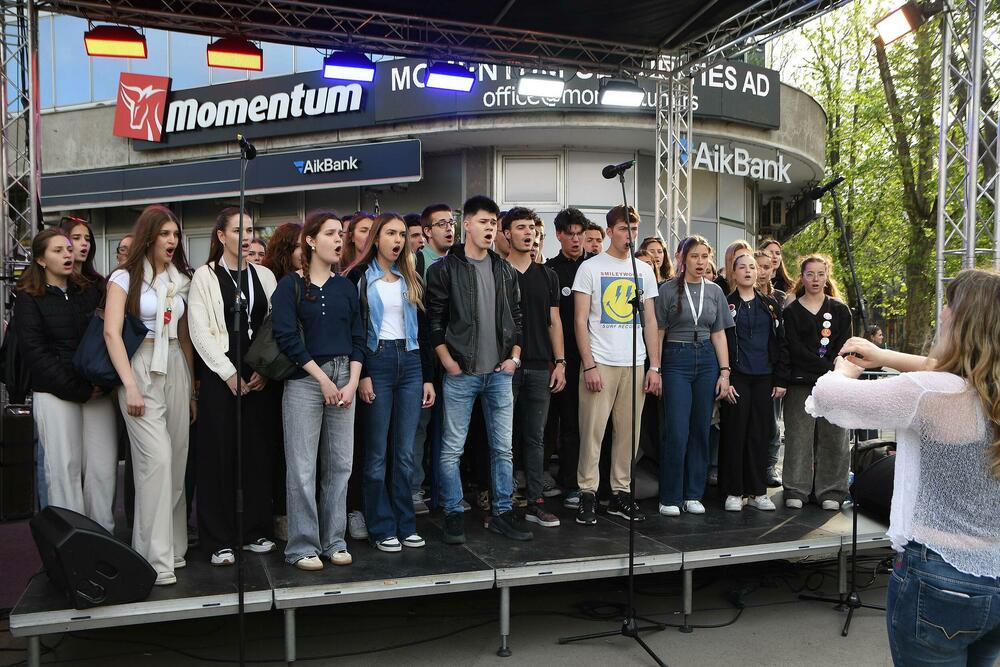 <p>Protest su srednjoškolci organizovali u znak protesta uvođenju onlajn nastave</p>