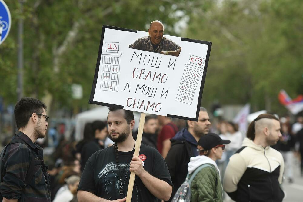 <p>Protest su srednjoškolci organizovali u znak protesta uvođenju onlajn nastave</p>