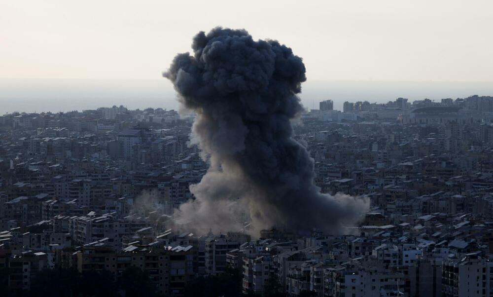 <p>Libanski predsjednik Žozef Aun pozvao je večeras Sjedinjnene Američke Države (SAD) i Francusku, garante sporazuma o prekidu vatre kojim je okončan rat između Izraela i pokreta Hezbolah, da prisile Izrael da odmah prekine napade, poslije bombardovanja predgrađa Bejruta</p>