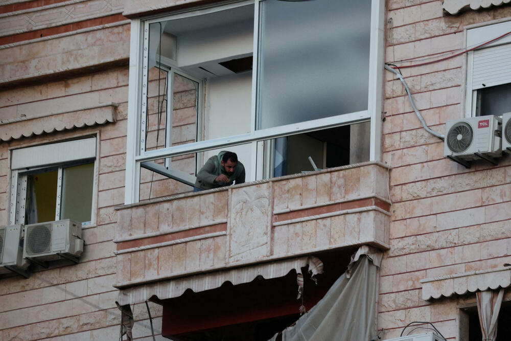 <p>Libanski predsjednik Žozef Aun pozvao je večeras Sjedinjnene Američke Države (SAD) i Francusku, garante sporazuma o prekidu vatre kojim je okončan rat između Izraela i pokreta Hezbolah, da prisile Izrael da odmah prekine napade, poslije bombardovanja predgrađa Bejruta</p>