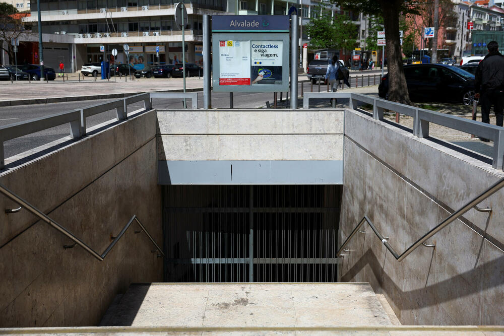 <p>Kompanija Redelektrika, koja proizvodi struju u Španiji, saopštila je da je pogođeno Iberijsko poluostrvo, na kojem retko dolazi do tako masovnog nestanka struje</p>