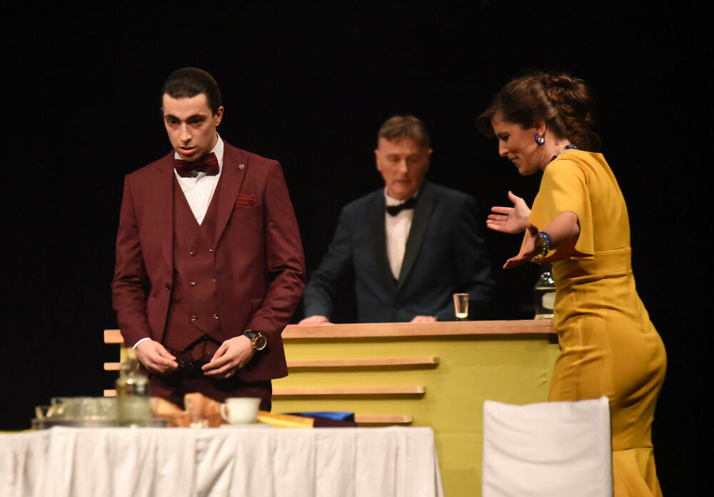 <p>Glumci su kroz igru i emociju prenijeli univerzalnu priču o ljubavi i životnim paradoksima, a publika prepoznala istine koje dotiču sve generacije</p>