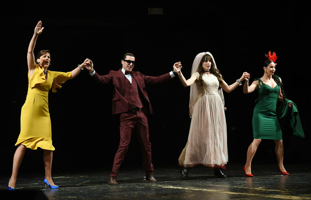 <p>Glumci su kroz igru i emociju prenijeli univerzalnu priču o ljubavi i životnim paradoksima, a publika prepoznala istine koje dotiču sve generacije</p>