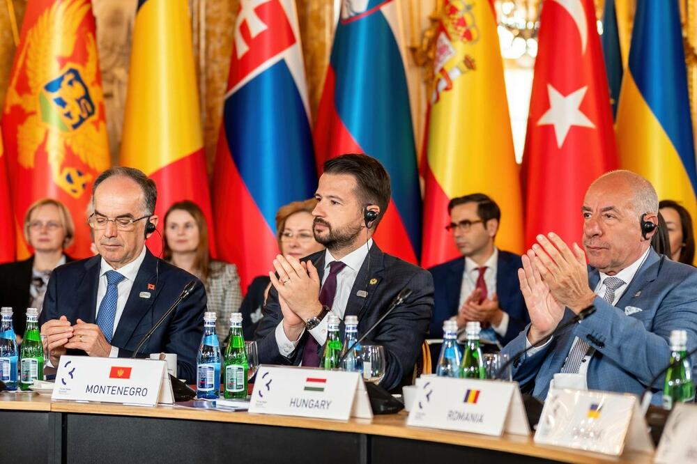 <p>"Izražavam iskrenu zahvalnost svakoj državi učesnici na srdačnoj dobrodošlici našoj zemlji u porodicu Tri mora. Ovaj gest nije samo priznanje naših zajedničkih vrijednosti i težnji, već i dokaz snage regionalnog jedinstva i saradnje", istakao je Milatović</p>