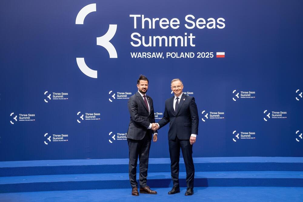 <p>"Izražavam iskrenu zahvalnost svakoj državi učesnici na srdačnoj dobrodošlici našoj zemlji u porodicu Tri mora. Ovaj gest nije samo priznanje naših zajedničkih vrijednosti i težnji, već i dokaz snage regionalnog jedinstva i saradnje", istakao je Milatović</p>