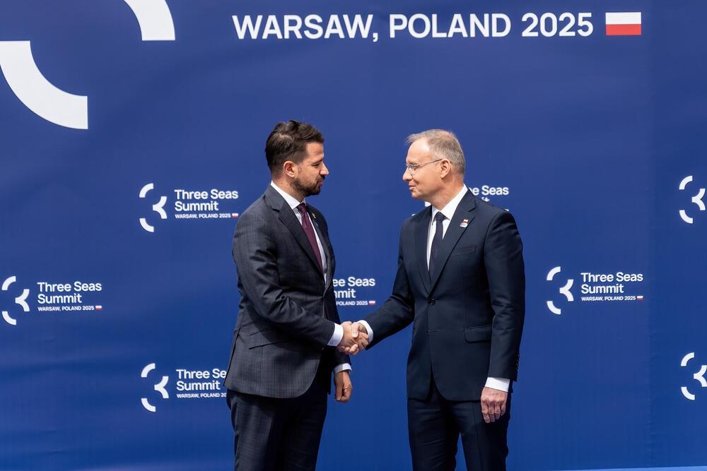 <p>"Izražavam iskrenu zahvalnost svakoj državi učesnici na srdačnoj dobrodošlici našoj zemlji u porodicu Tri mora. Ovaj gest nije samo priznanje naših zajedničkih vrijednosti i težnji, već i dokaz snage regionalnog jedinstva i saradnje", istakao je Milatović</p>