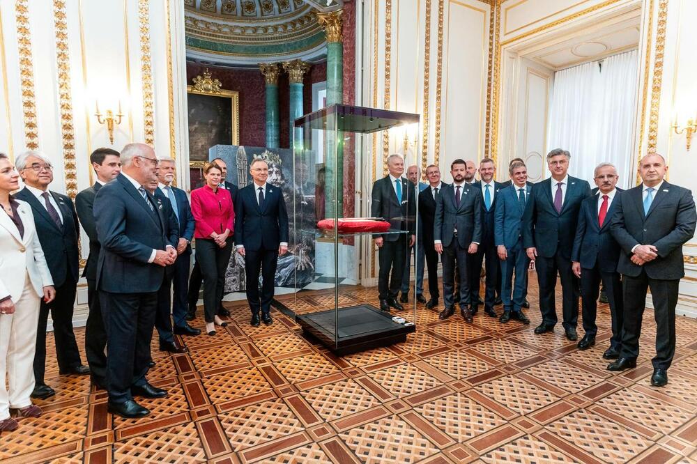 <p>"Izražavam iskrenu zahvalnost svakoj državi učesnici na srdačnoj dobrodošlici našoj zemlji u porodicu Tri mora. Ovaj gest nije samo priznanje naših zajedničkih vrijednosti i težnji, već i dokaz snage regionalnog jedinstva i saradnje", istakao je Milatović</p>