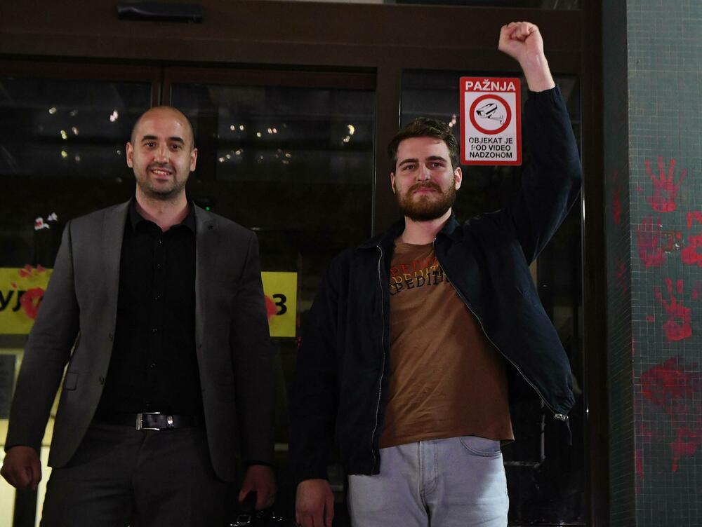 <p>Kada je izašao, Veljko Petrović je ispraćen burnim aplauzom i povicima "Veljko, Veljko"</p>