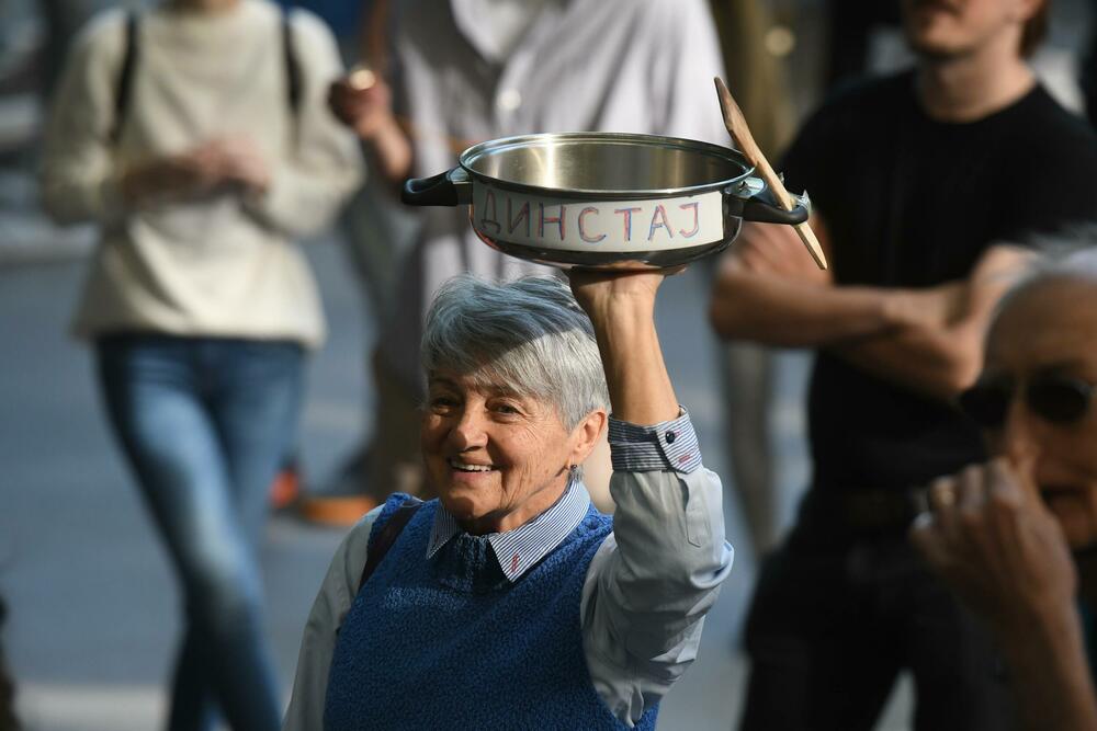 <p>Kada je izašao, Veljko Petrović je ispraćen burnim aplauzom i povicima "Veljko, Veljko"</p>
