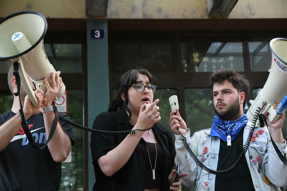 <p>Kada je izašao, Veljko Petrović je ispraćen burnim aplauzom i povicima "Veljko, Veljko"</p>