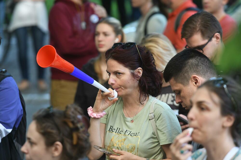 <p>Kada je izašao, Veljko Petrović je ispraćen burnim aplauzom i povicima "Veljko, Veljko"</p>