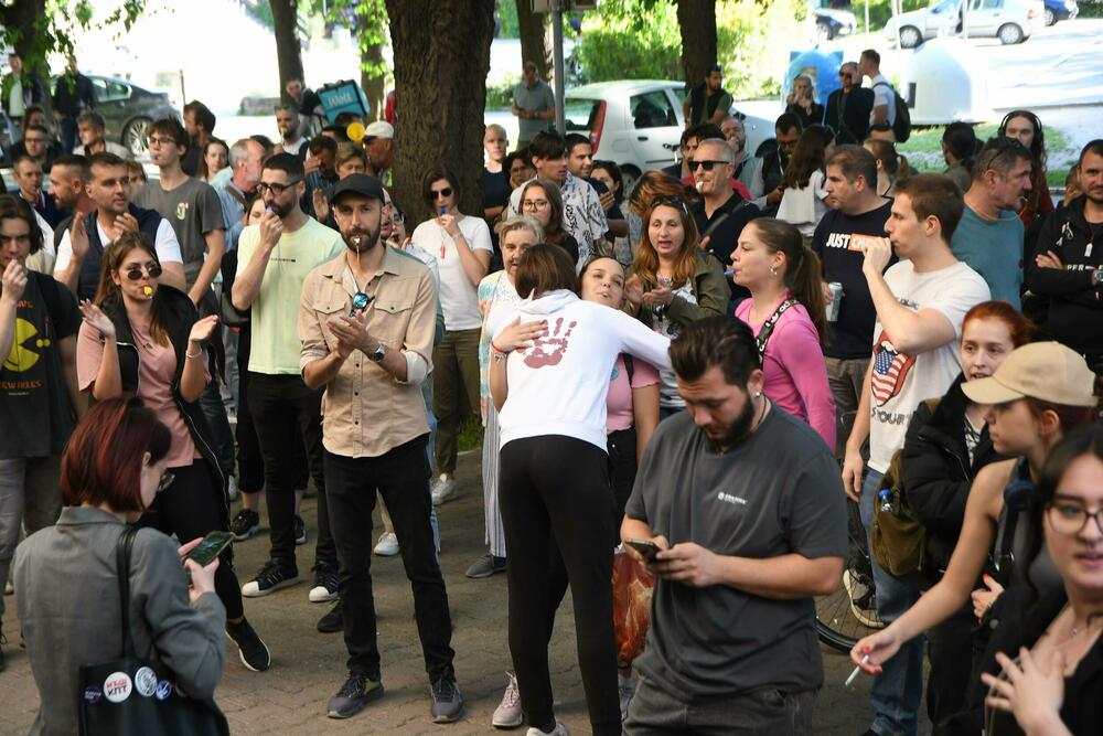 <p>Kada je izašao, Veljko Petrović je ispraćen burnim aplauzom i povicima "Veljko, Veljko"</p>