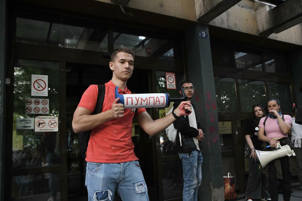 <p>Kada je izašao, Veljko Petrović je ispraćen burnim aplauzom i povicima "Veljko, Veljko"</p>