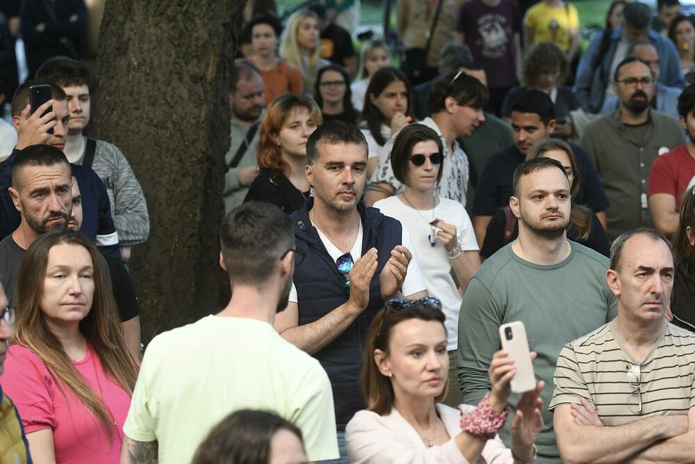 <p>Kada je izašao, Veljko Petrović je ispraćen burnim aplauzom i povicima "Veljko, Veljko"</p>