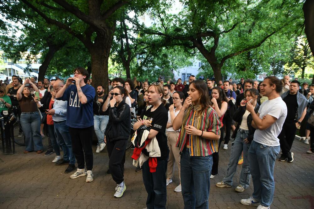 <p>Kada je izašao, Veljko Petrović je ispraćen burnim aplauzom i povicima "Veljko, Veljko"</p>