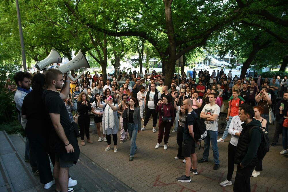 <p>Kada je izašao, Veljko Petrović je ispraćen burnim aplauzom i povicima "Veljko, Veljko"</p>