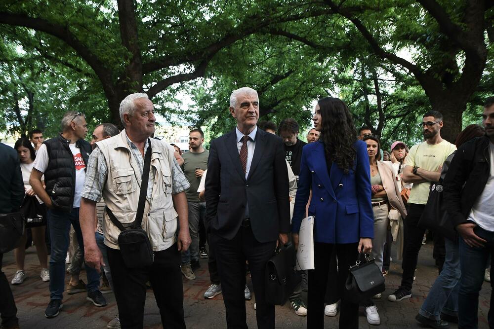 <p>Kada je izašao, Veljko Petrović je ispraćen burnim aplauzom i povicima "Veljko, Veljko"</p>