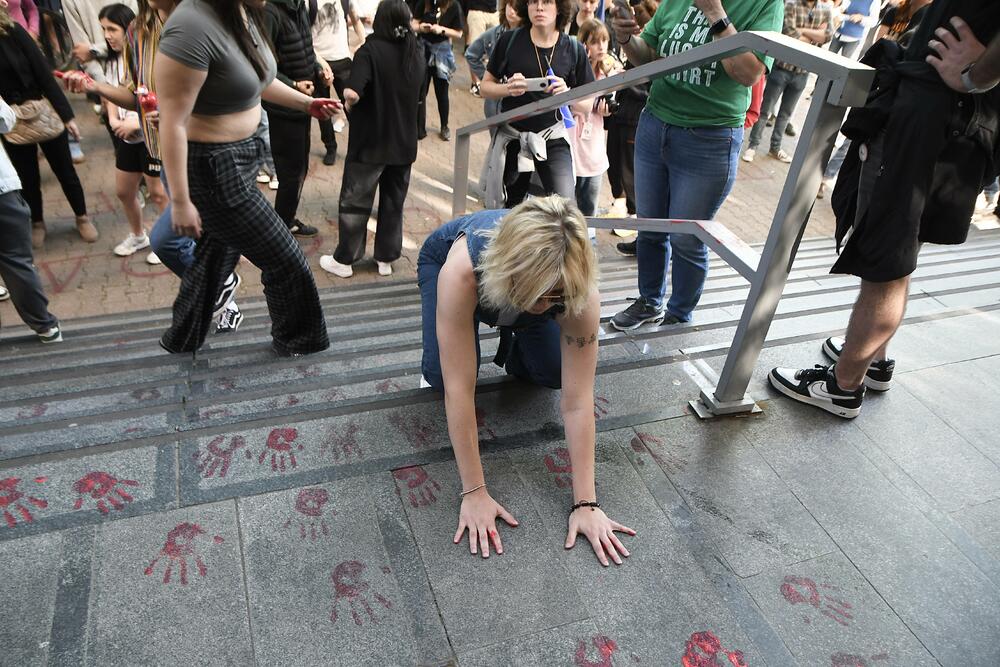 <p>Kada je izašao, Veljko Petrović je ispraćen burnim aplauzom i povicima "Veljko, Veljko"</p>