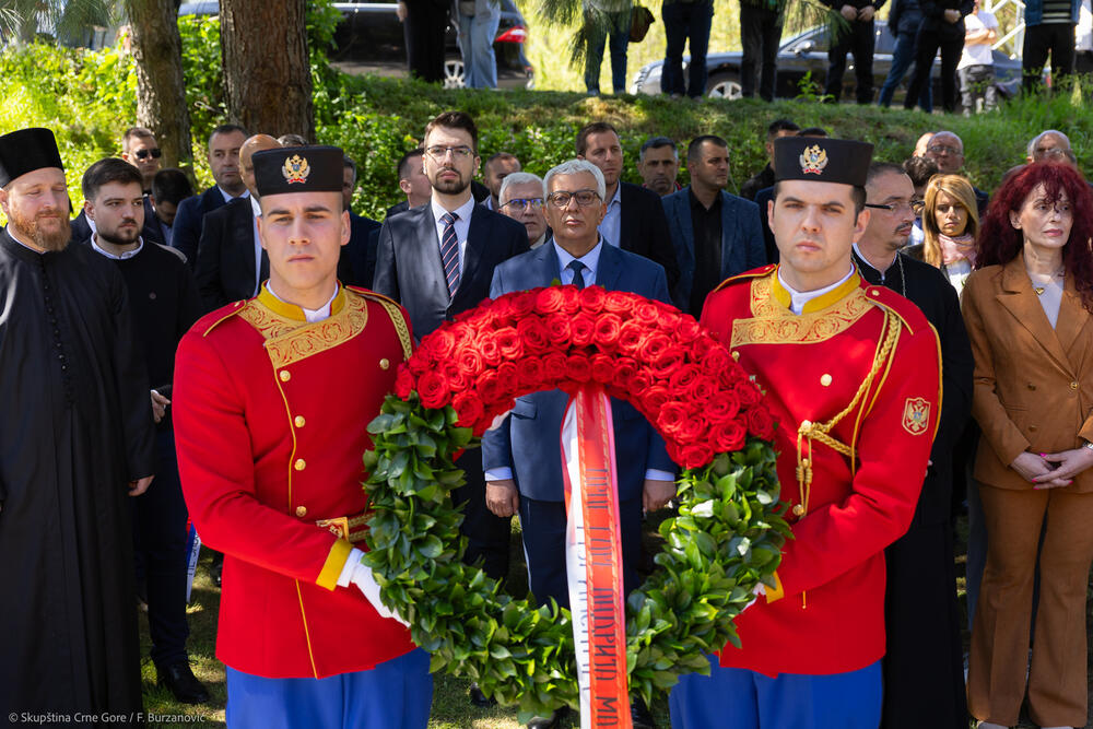 <p>"Crna Gora zna da sam gotovo svake godine dolazio u Murino na ovaj dan, te da sam od prošle godine zajedno sa svima vama i kao predsjednik Skupštine, predstavljajući državu Crnu Goru, kako bih odao počast i poklonio se njihovoj nevinoj žrtvi", rekao je Mandić</p>
