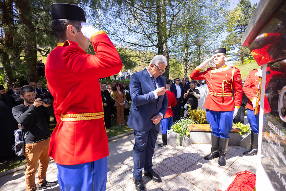 <p>"Crna Gora zna da sam gotovo svake godine dolazio u Murino na ovaj dan, te da sam od prošle godine zajedno sa svima vama i kao predsjednik Skupštine, predstavljajući državu Crnu Goru, kako bih odao počast i poklonio se njihovoj nevinoj žrtvi", rekao je Mandić</p>