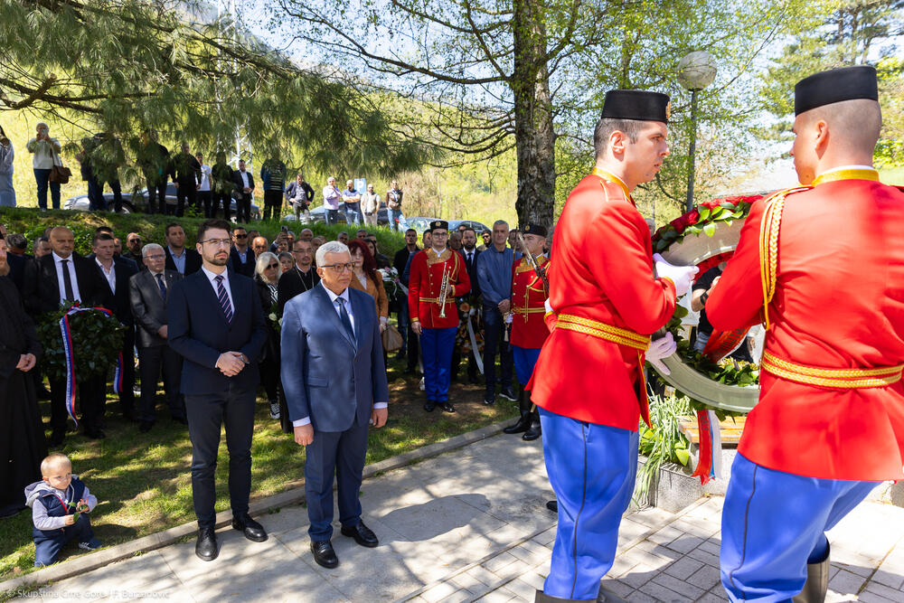 <p>"Crna Gora zna da sam gotovo svake godine dolazio u Murino na ovaj dan, te da sam od prošle godine zajedno sa svima vama i kao predsjednik Skupštine, predstavljajući državu Crnu Goru, kako bih odao počast i poklonio se njihovoj nevinoj žrtvi", rekao je Mandić</p>