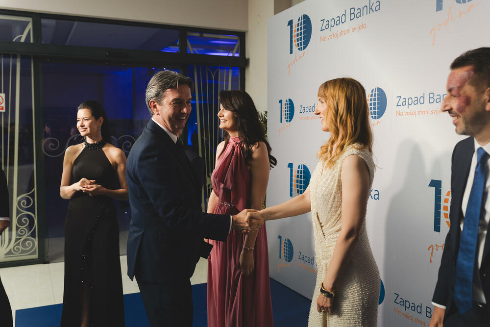 <p>Svečanom proslavom koju je upriličila za svoje klijente, partnere i prijatelje, Zapad banka je obilježila 10 godina uspješnog poslovanja u Crnoj Gori.</p>