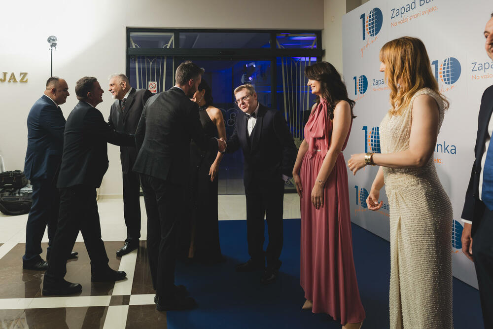 <p>Svečanom proslavom koju je upriličila za svoje klijente, partnere i prijatelje, Zapad banka je obilježila 10 godina uspješnog poslovanja u Crnoj Gori.</p>