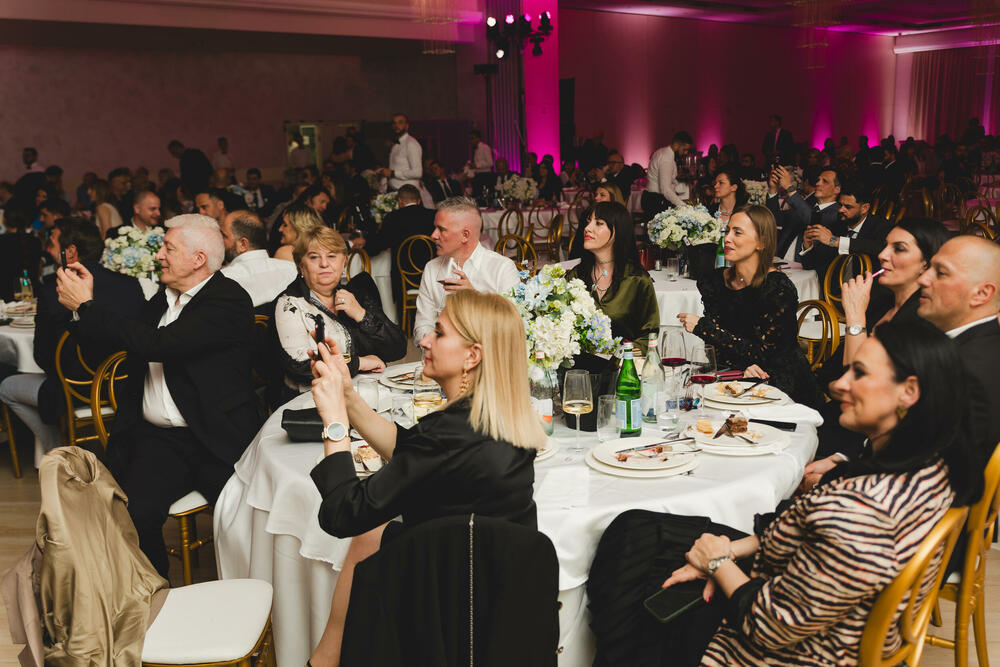 <p>Svečanom proslavom koju je upriličila za svoje klijente, partnere i prijatelje, Zapad banka je obilježila 10 godina uspješnog poslovanja u Crnoj Gori.</p>