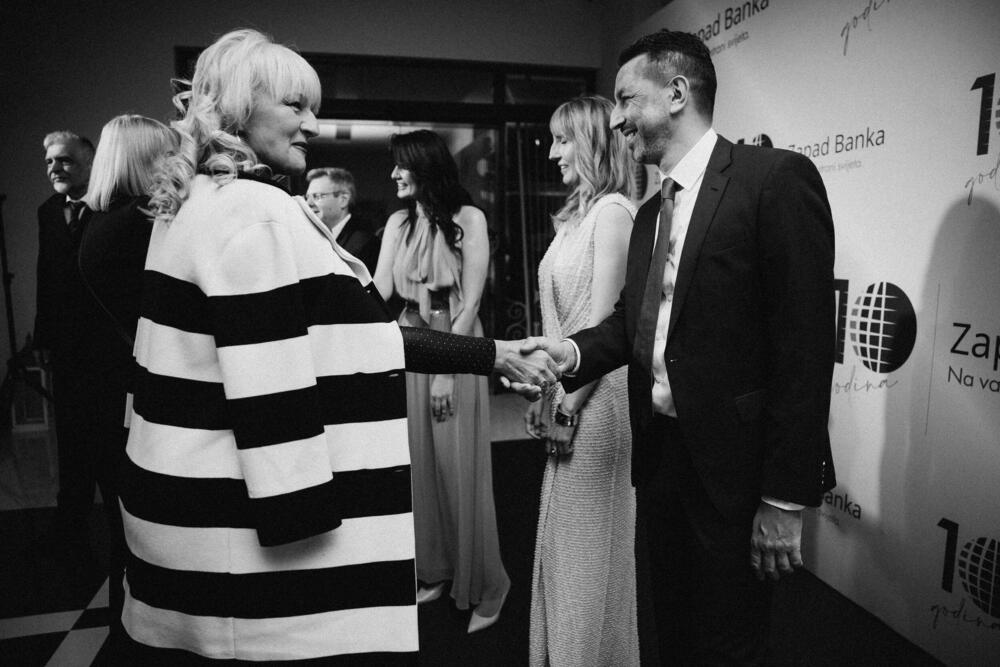 <p>Svečanom proslavom koju je upriličila za svoje klijente, partnere i prijatelje, Zapad banka je obilježila 10 godina uspješnog poslovanja u Crnoj Gori.</p>