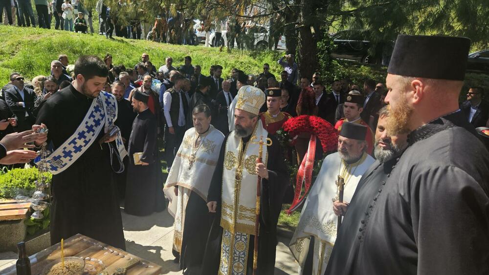<p>Nećemo zaboraviti Jovana Otaševića, koji je odavde i koji takođe stradao od NATO bombi na našem svetom Kosovu i Metohiji", kazao je Komatina.", kazao unuk jednog od stradalih u Murinu Bojan Komatin</p>