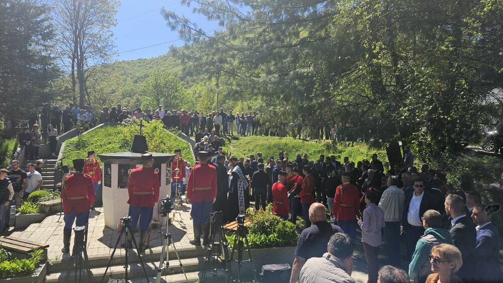 <p>Nećemo zaboraviti Jovana Otaševića, koji je odavde i koji takođe stradao od NATO bombi na našem svetom Kosovu i Metohiji", kazao je Komatina.", kazao unuk jednog od stradalih u Murinu Bojan Komatin</p>