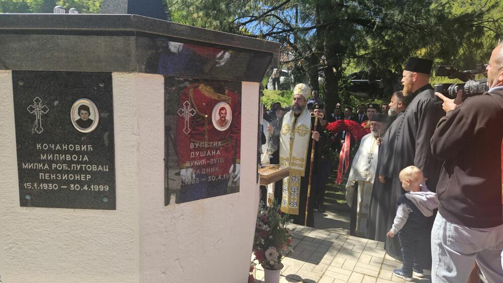 <p>Nećemo zaboraviti Jovana Otaševića, koji je odavde i koji takođe stradao od NATO bombi na našem svetom Kosovu i Metohiji", kazao je Komatina.", kazao unuk jednog od stradalih u Murinu Bojan Komatin</p>