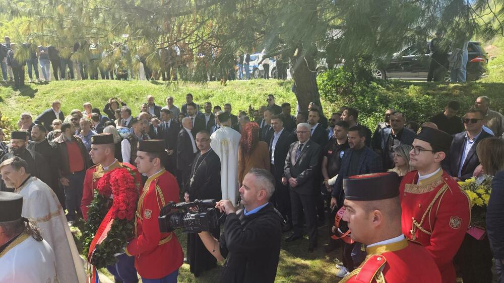 <p>Nećemo zaboraviti Jovana Otaševića, koji je odavde i koji takođe stradao od NATO bombi na našem svetom Kosovu i Metohiji", kazao je Komatina.", kazao unuk jednog od stradalih u Murinu Bojan Komatin</p>