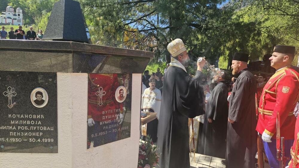 <p>Nećemo zaboraviti Jovana Otaševića, koji je odavde i koji takođe stradao od NATO bombi na našem svetom Kosovu i Metohiji", kazao je Komatina.", kazao unuk jednog od stradalih u Murinu Bojan Komatin</p>